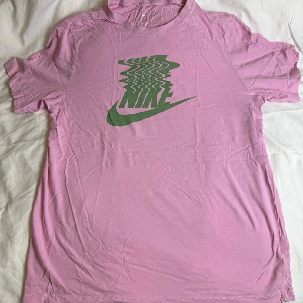 Nike sportswear Pink Oil Slick Men’s short sleeve T-Shirt size Large - Picture 2 of 8
